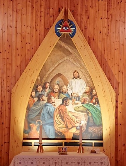 Bilde av altertavla i Arnøy kirke. Nattverden med Jesus og disiplene. Maleriet har limtre-innramming. 