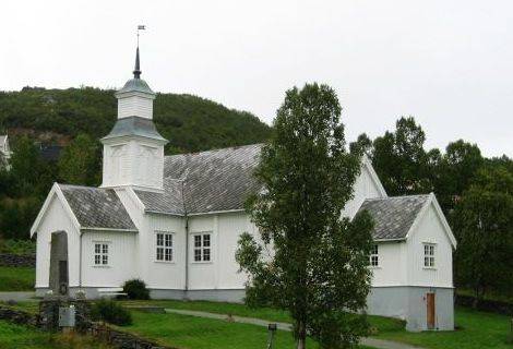 Skjervøy kirke sett fra parkeringsplassen sommerstid. 